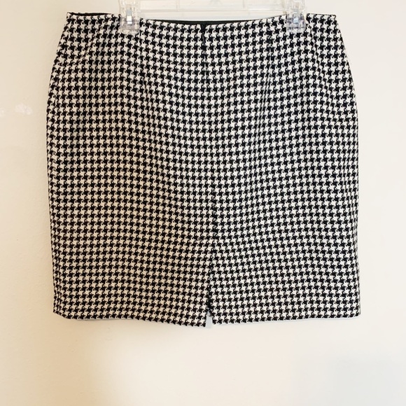Casual Corner (size 16) Black and Cream Houndstooth Tweed, Lined Skirt with slit - Picture 2 of 8